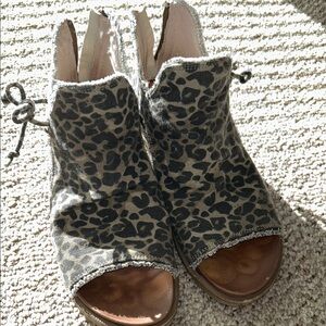 Very G Leopard Print Open-Toe Sandals 7.5